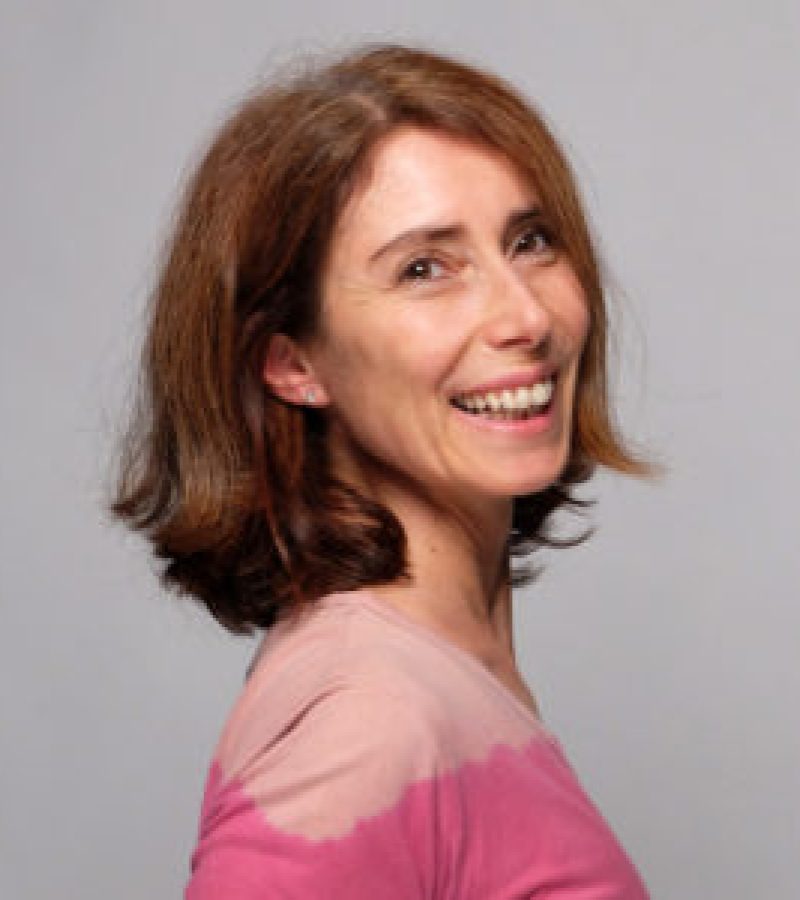 portrait-couleur-retournee-souriante-scaled-e1641629607931-281x300